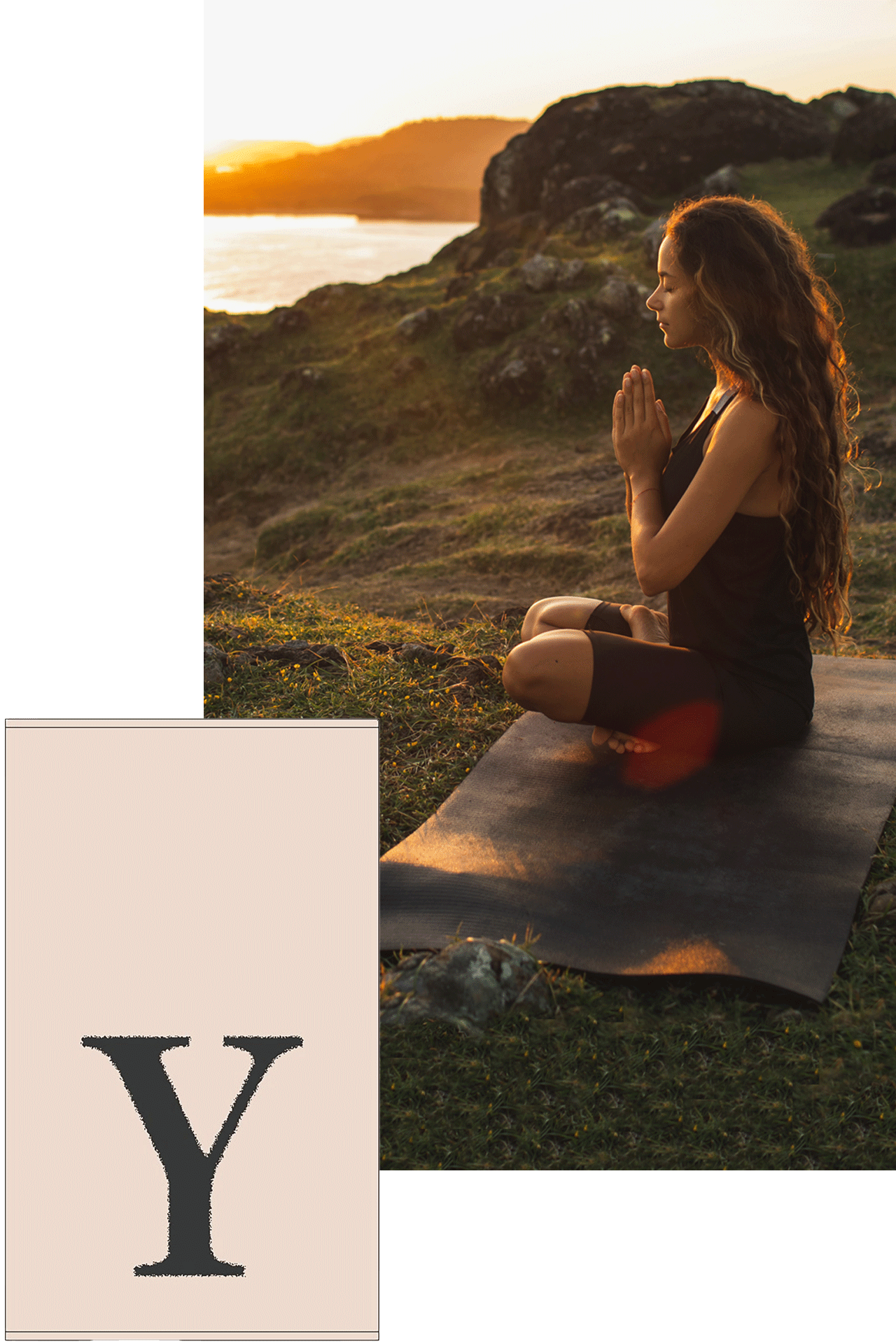 Frau sitzt entspannt in der Natur auf einer Yogamatte – stimmungsvolles Milieubild, das den Buchstaben Y wie Yoga aus der Buchstabenkollektion symbolisiert.